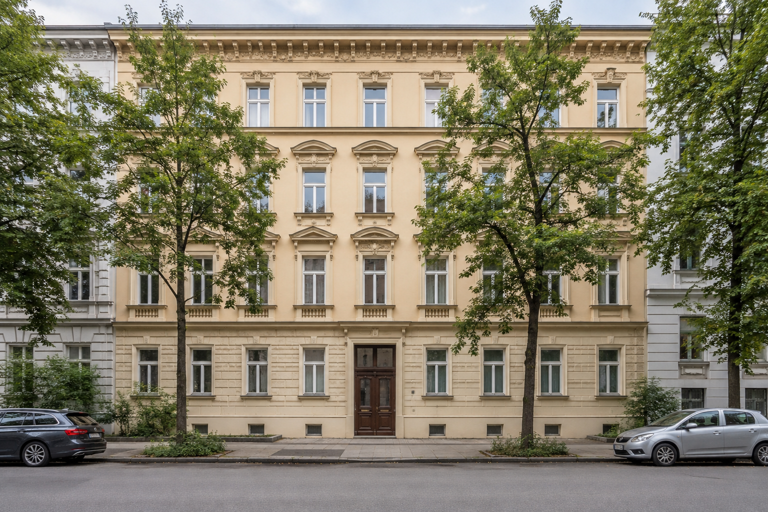 Wohnhaus mit historischer Fassade an einer Wiener Straße
